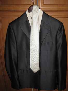 Продам серый костюм. Ношен один раз. Рост 182. 3700 руб.