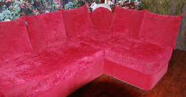 Продам угловой диван красный бархатный в отличном состоянии
