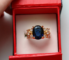 Продам позолоченное кольцо с синим камнем