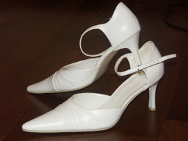 Продаю туфли белые на каблуке 8 см. белые. 39 размер