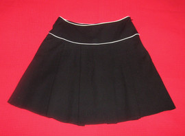 Юбка черная с широкими складками.