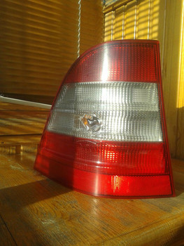 Продам фонарь задний левый Mercedes-Benz ML 320 W163 с дефектом.