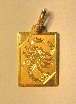 Золотая подвеска Скорпион 750 пробы
