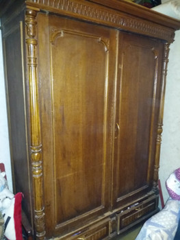 Продам антикварный шкаф XIX века. Рассмотрю любые предложения.