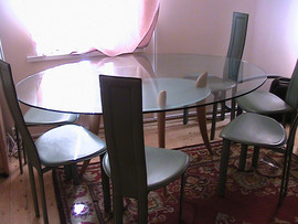 Продам стеклянный стол и стулья.