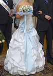 свадебное платье с голубым бантом