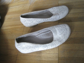 Также есть туфли бежевые балетки с красивым рельефным узором