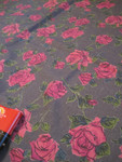 Отрез ткани с розами на сером фоне Размер 95 (ширина) x 210 (дли