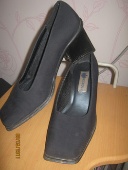 Продам туфли на каблучке р.39