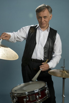 Игра на ударной установке.