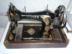 Антикварная швейная машина Singer.