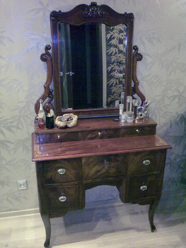 Продается трюмо пламя красного дерева