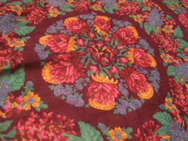 Яркий платок 115 х 115 см с бордово - розовыми цветами