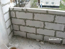 Каладка перегород пеноблоками от соседей на балконах и лоджиях