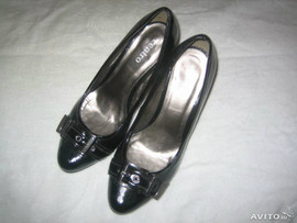 Лакированные туфли.