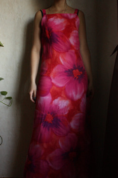 Яркое платье с принтом-цветами