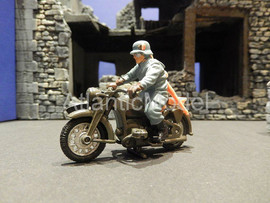Солдатики 1/32 Britains Мотоциклист на BMW Европейский фронт Пер