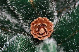 Искусственные ёлки пушистые. Живые шишки и эффект снега 5