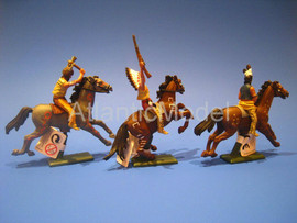 Солдатики 1/32 Britains Конные индейцы 3 фигуры 5