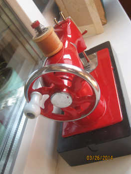 Ретро детская швейная машинка 1960-е красивого ярко красного цве