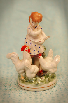 Статуэтка "Девочка, кормящая птиц"