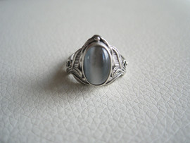 Кольцо серебряное с камнем кошачий глаз