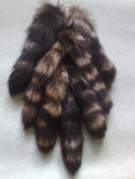 продам брелки,хвосты на карабинах,енот-полоскун.