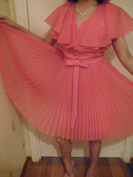 Продаю нарядное розовое платье из Италии за 10 000 руб.