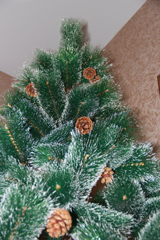 Искусственные ёлки пушистые. Живые шишки и эффект снега