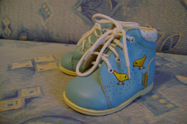 Ботинки ясельные р - 17,5 ,голубые, на шнурках, украшены вышивко