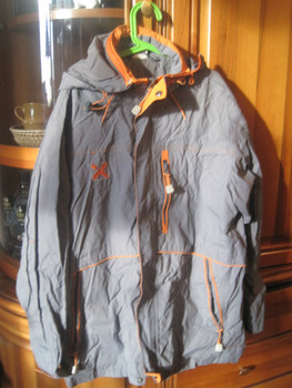 Куртка с капюшоном из водонепромокаемой плащёвой ткани 44