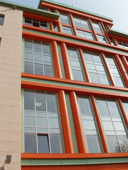 Тонирование пленкой стекол зданий. 3