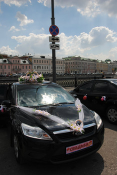 Красивое свадебное украшение на машину 2