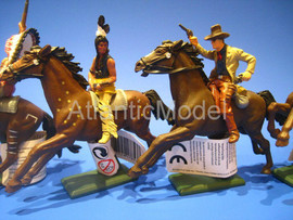 Солдатики 1/32 Britains Конные индейцы и ковбои 5 10