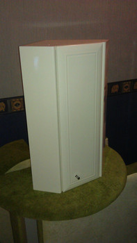 Угловой шкаф для ванной комнаты