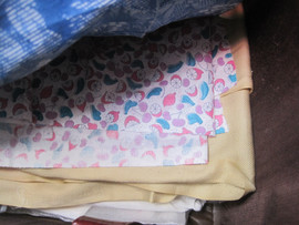 Отрез мягкой плотной ткани с мелкими зелёно-сине- розовыми колёс