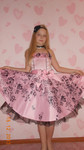 Роскошное розовое платье для девочки с черным принтом и шнуровко