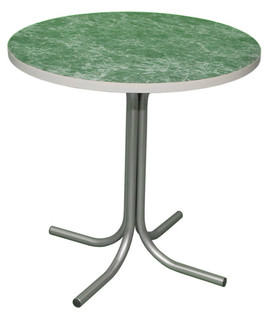 Столы на металлическом каркасе.