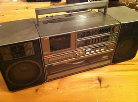 Продам ретро магнитолу с винилом Victor (JVC) DC-33