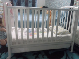 Кроватка белая с ящиком italbaby на колесиках