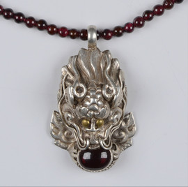 Гранатовое ожерелье с драконом. Индия