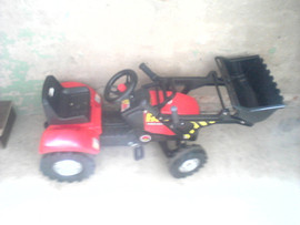 продам детский педальный трактор