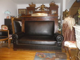 Старинный диван с валиками.