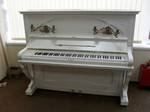 Белое пианино Рёниш (Ronisch) с двойными подсвечниками
