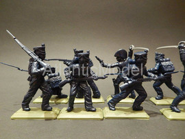 Солдатики 1/32 DSG Пешие французы 12 Не окрашены