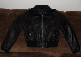Продаю женскую кожаную куртку.