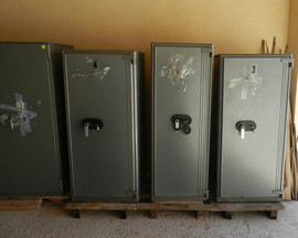 Продам сейфы с ячейками.