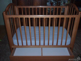 кроватка-качалка с матрасом,бортиками и комплектом белья