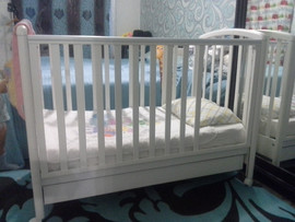 Кроватка белая с ящиком italbaby на колесиках 2