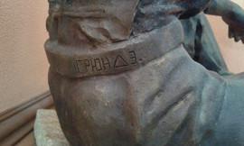 Скульптура "Черный тюльпан" 3